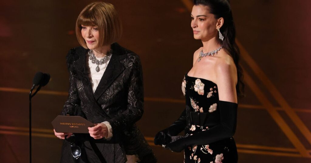 oscar-2026:-anne-hathaway-e-anna-wintour-fazem-ode-a-“o-diabo-veste-prada”