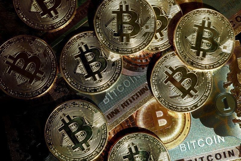 bitcoin-sobe-mais-de-3%-e-atinge-maior-valor-em-um-mes,-com-guerra-no-radar