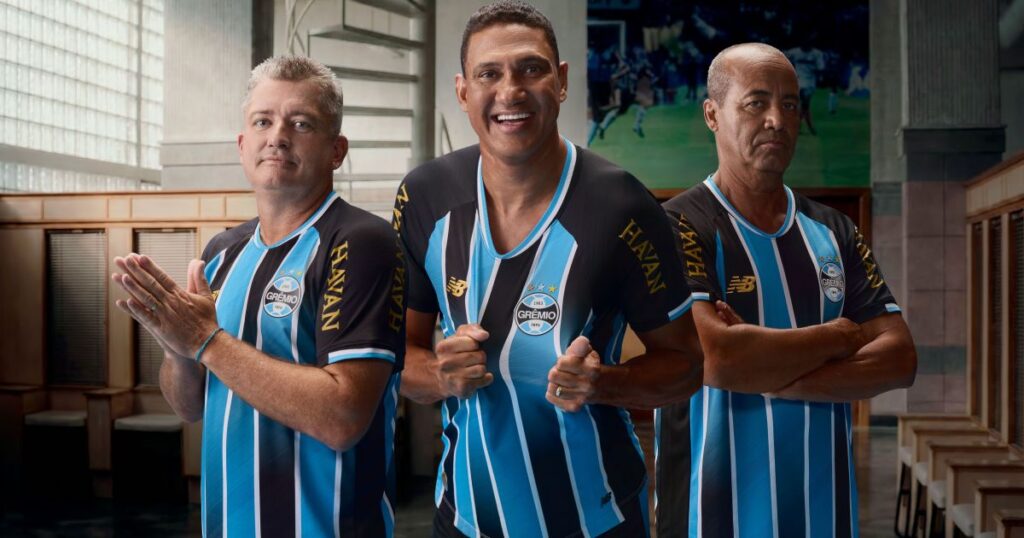 gremio-apresenta-novo-uniforme-com-referencia-a-temporada-historica