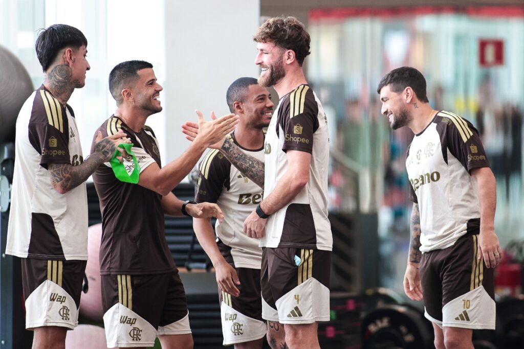 elenco-do-flamengo-celebra-convocacao-de-defensores-para-a-selecao