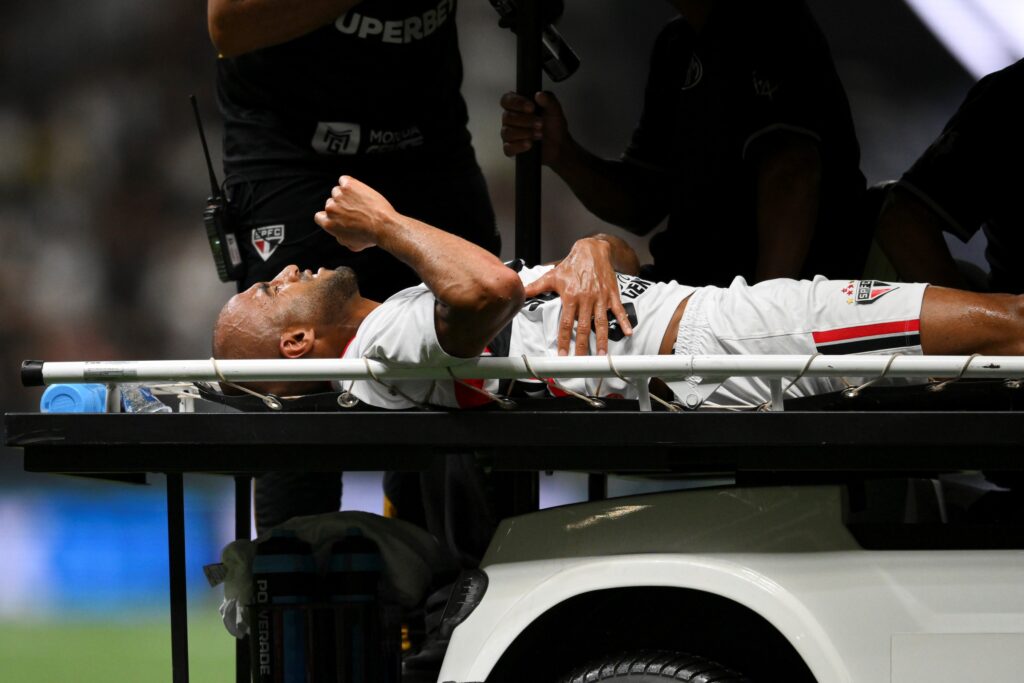 lucas-moura-tem-fratura-em-duas-costelas;-saiba-tempo-de-recuperacao
