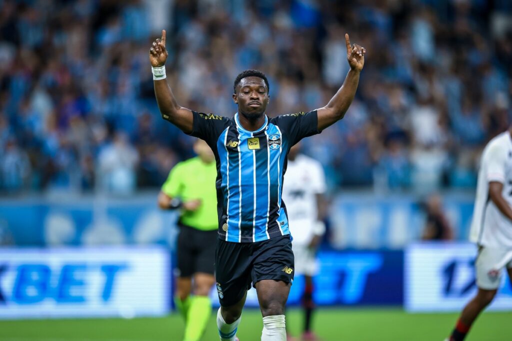 gremio-domina,-vence-vitoria-e-conquista-3o-triunfo-no-brasileirao