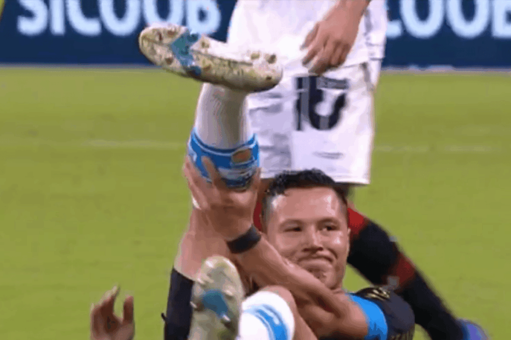 jogador-do-gremio-deixa-campo-de-ambulancia-apos-lesao;-confira