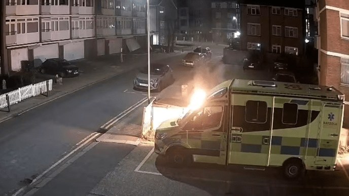 quatro-ambulancias-de-voluntarios-judeus-sao-incendiadas-em-londres