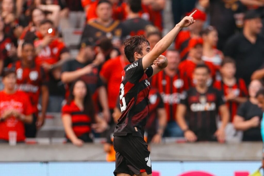 athletico-pr-vence-classico-contra-coritiba-e-passa-rival-na-tabela