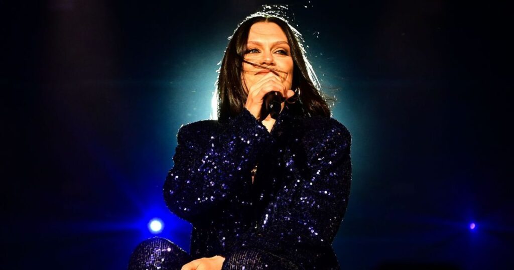 jessie-j-bate-a-cabeca-e-e-hospitalizada-na-china;-entenda