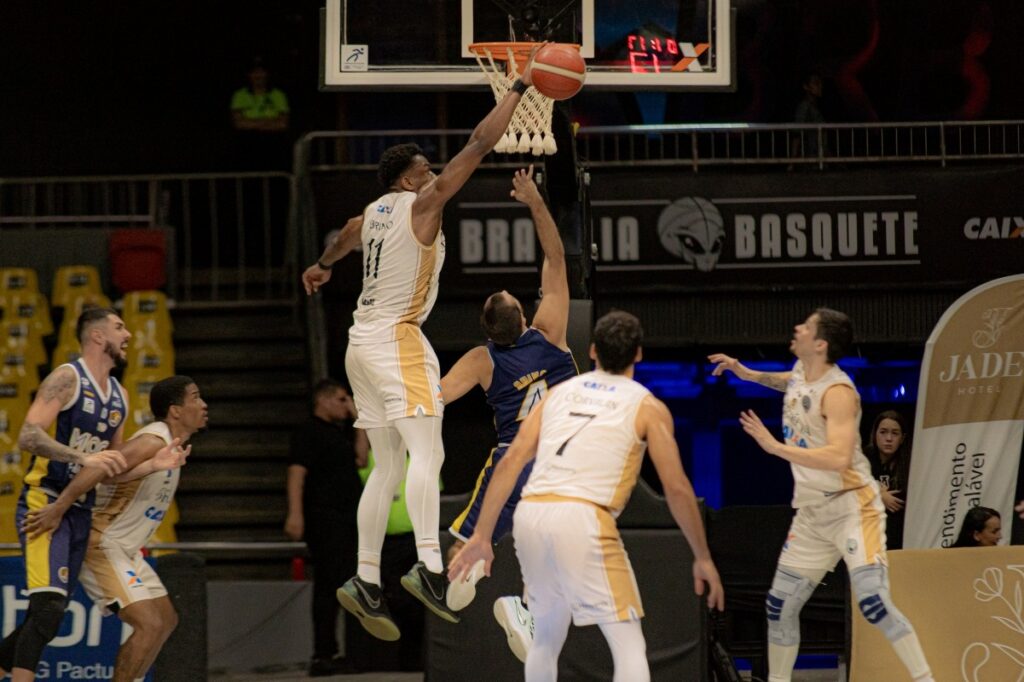 brasilia-basquete-vence-o-mogi-na-prorrogacao-com-game-winner-pelo-nbb