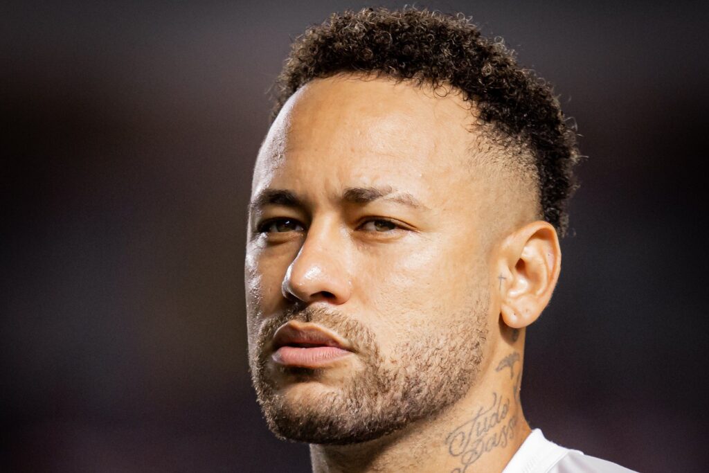 idolo-do-manchester-united-elogia-neymar-e-o-compara-com-messi-e-cr7