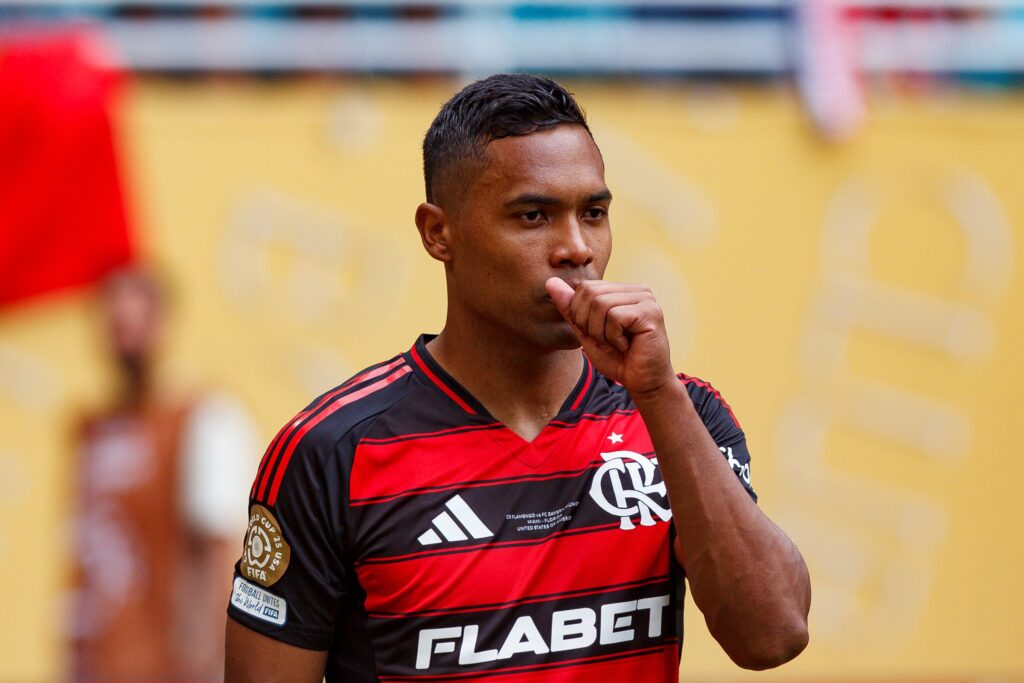 flamengo:-alex-sandro-tem-lesao-leve-e-pode-estar-a-disposicao-para-libertadores