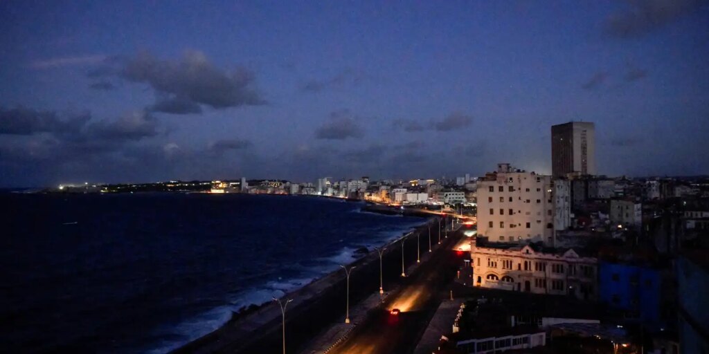 comboio-leva-alimentos,-itens-medicos-e-paineis-solares-para-cuba