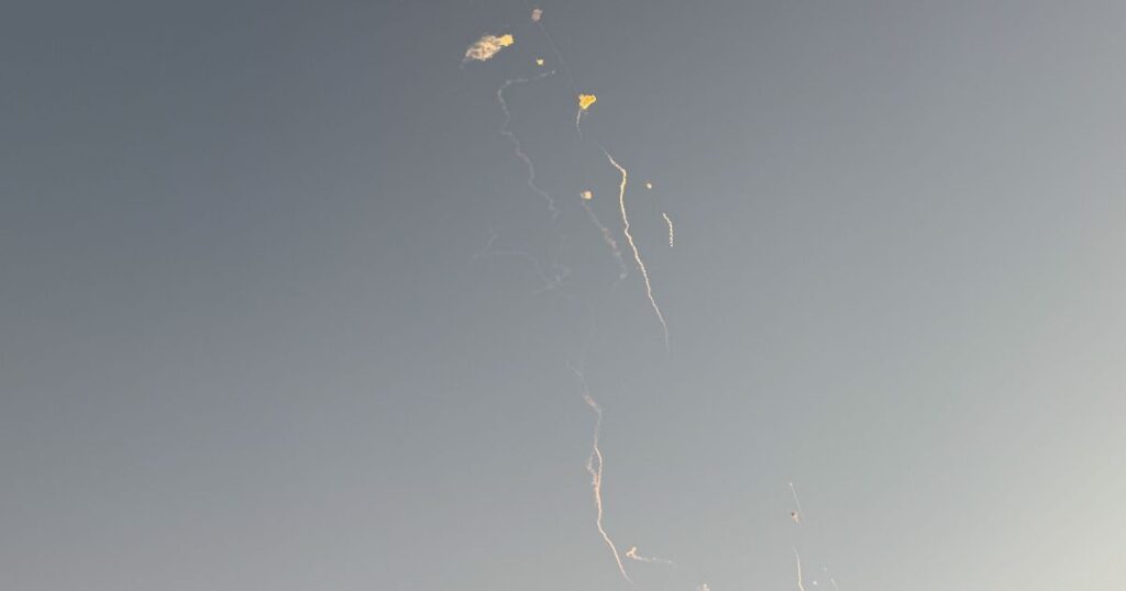 destrocos-de-missil-interceptado-matam-duas-pessoas-nos-emirados-arabes