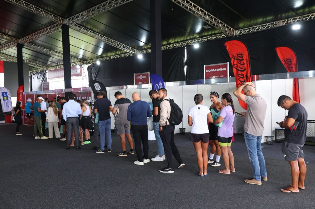 animados,-atletas-retiram-kits-do-metropoles-endurance-nesta-quinta