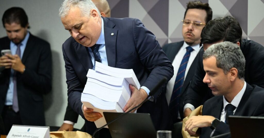 leitura-de-parecer-de-gaspar-comeca-com-confusao-e-bate-boca-com-lindbergh