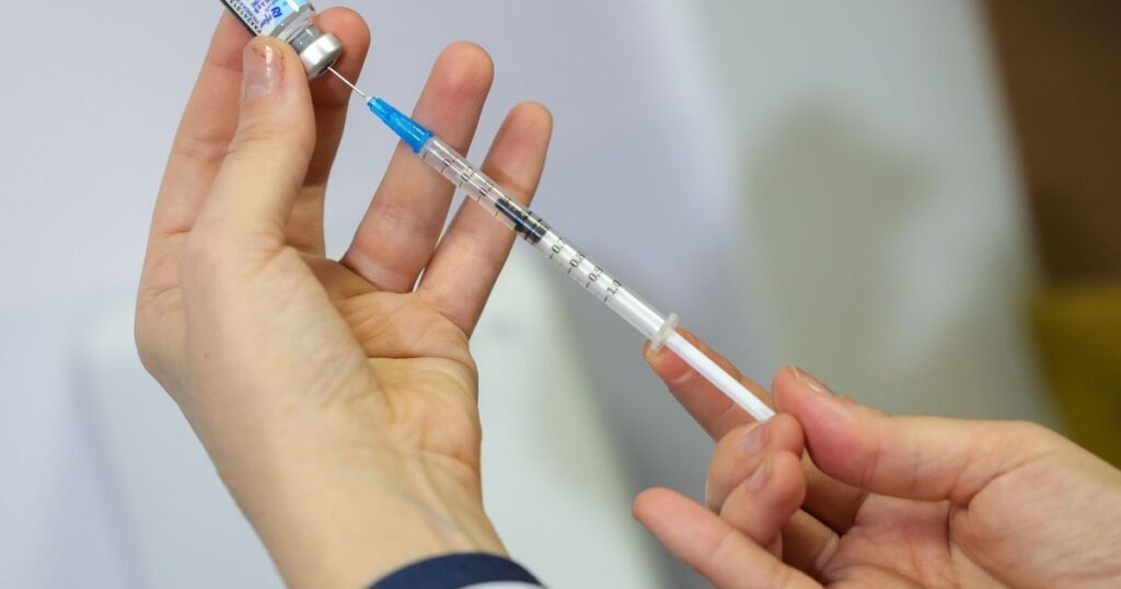 dia-da-d-da-vacina-da-gripe-comeca-hoje;-veja-quem-pode-ser-imunizado