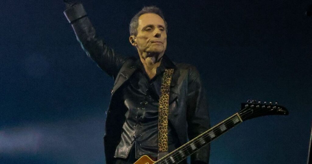 em-show,-tony-bellotto-pede-salva-de-palmas-ao-medico-que-operou-seu-cancer