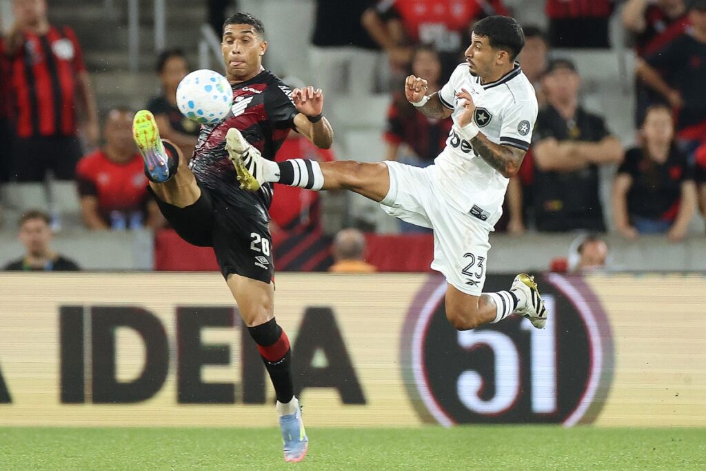 athletico-pr-goleia-botafogo-e-assume-vice-lideranca-do-brasileirao
