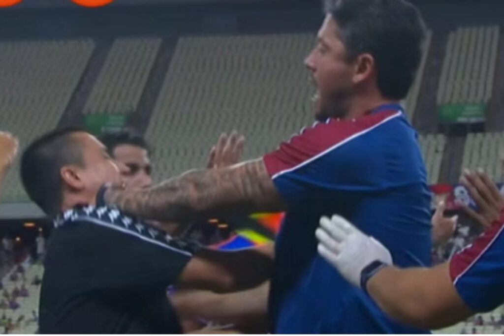 serie-b:-tecnicos-brigam-em-campo-e-acabam-expulsos;-confira