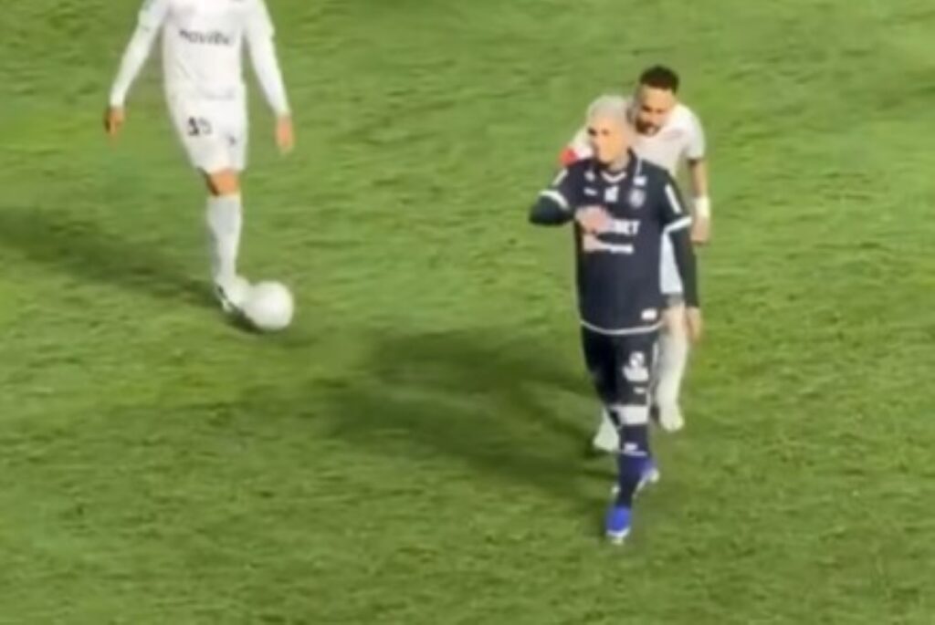 neymar-debocha-de-jogador-do-remo-e-procura-nome-de-atleta-em-camisa.-veja-video