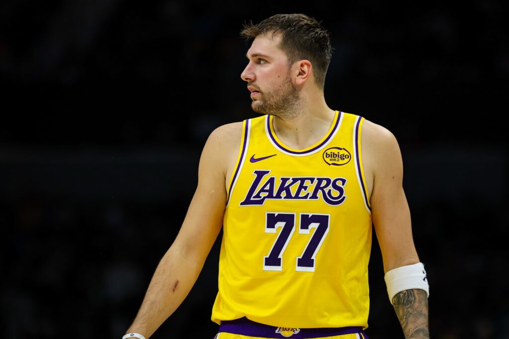 candidato-ao-premio-de-mvp,-luka-doncic-se-lesiona-em-jogo-dos-lakers