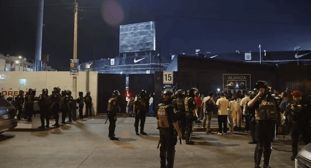 desabamento-de-estrutura-em-estadio-no-peru-deixa-um-morto-e-60-feridos