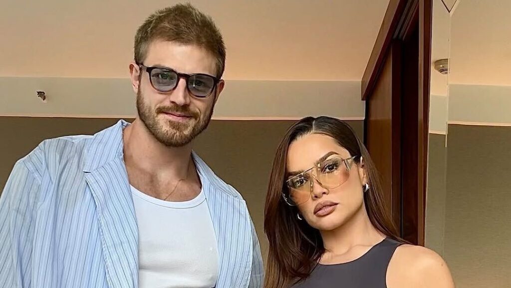 juliette-e-recebida-por-“filhos-pets”-e-noivo-em-aeroporto;-veja-momento