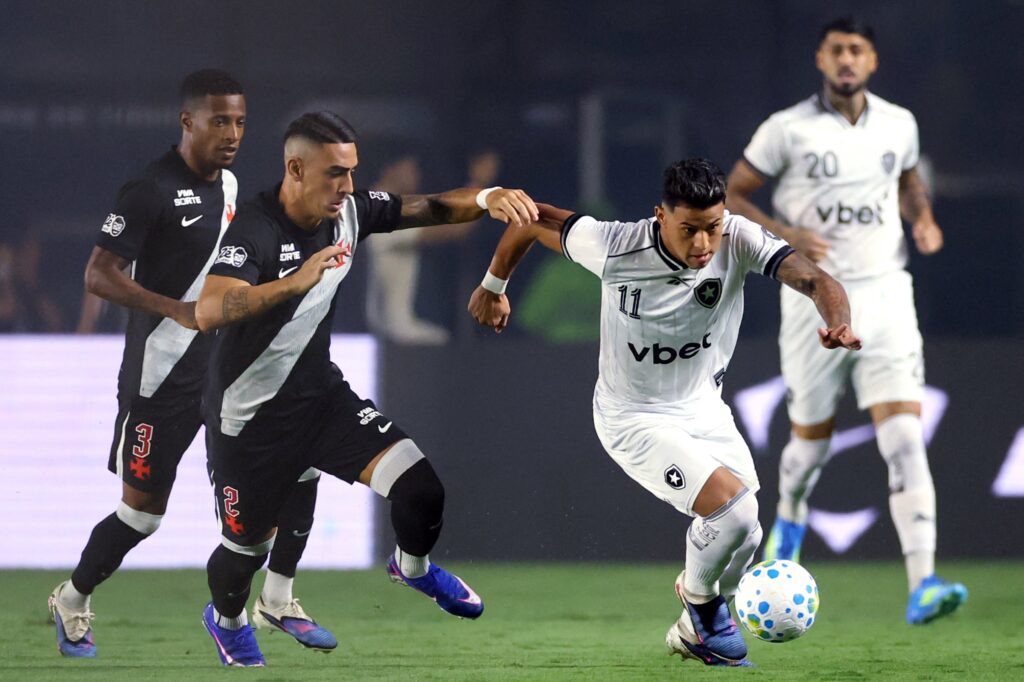 brasileirao:-botafogo-vence-classico-contra-o-vasco-com-gol-no-fim