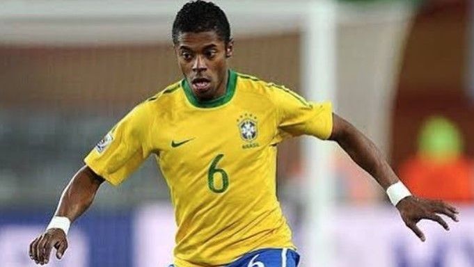 “ja-vi-jogadores-derrubar-treinador”,-revela-michel-bastos