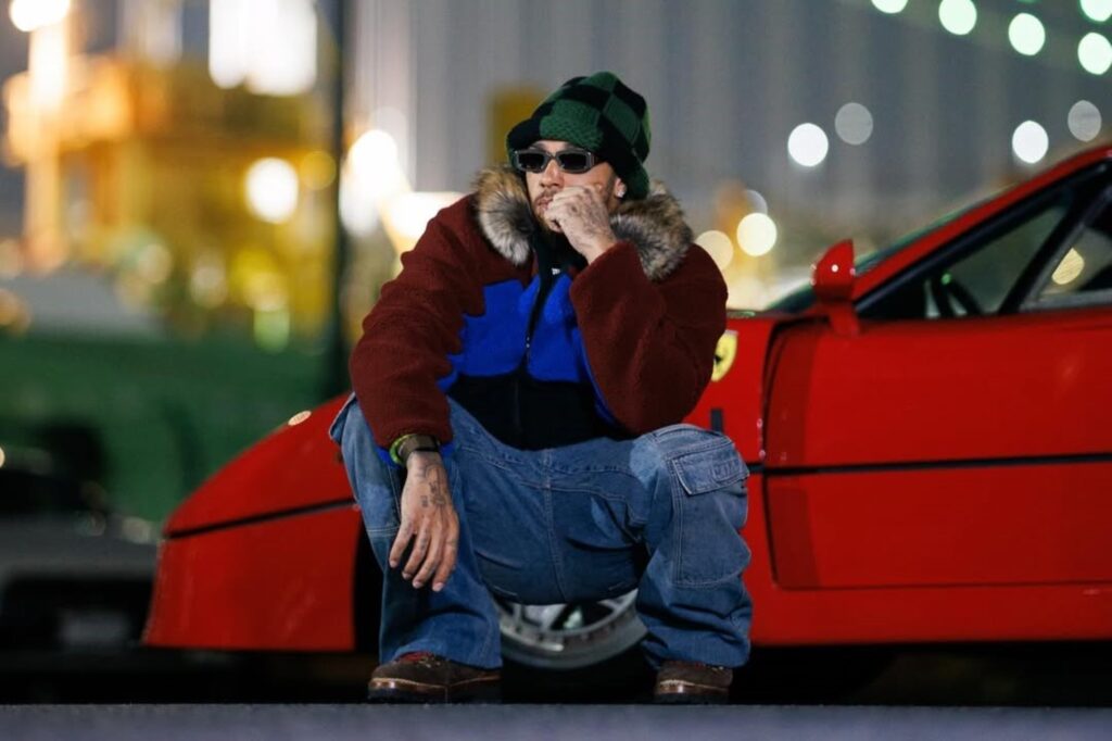 com-drift-nas-ruas,-hamilton-rouba-a-cena-em-ferrari-f40-no-japao