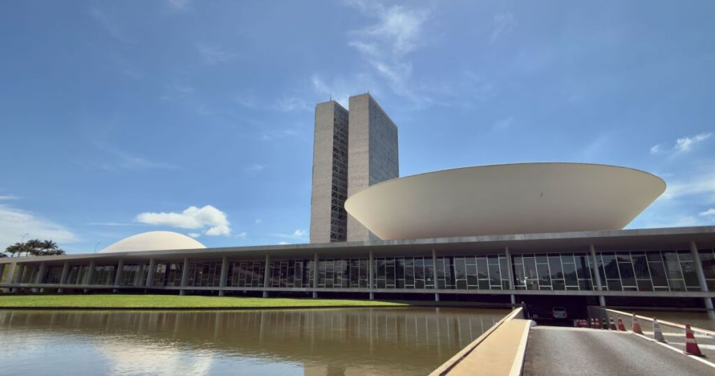 clausula-de-barreira:-entenda-norma-que-pode-deixar-20-partidos-sem-fundo