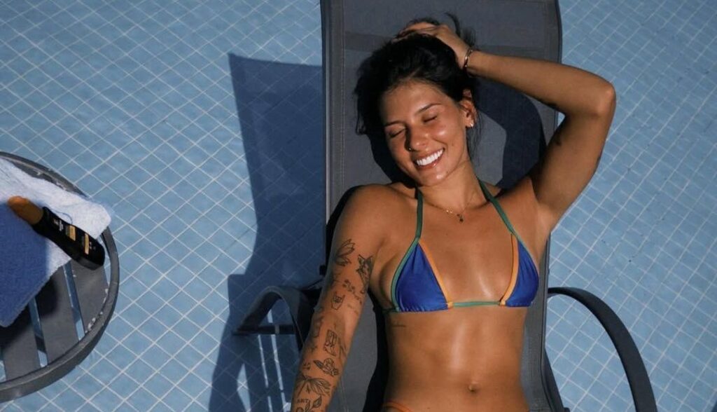 ana-castela-posa-de-biquini-em-piscina-apos-fas-pedirem-foto-de-treino