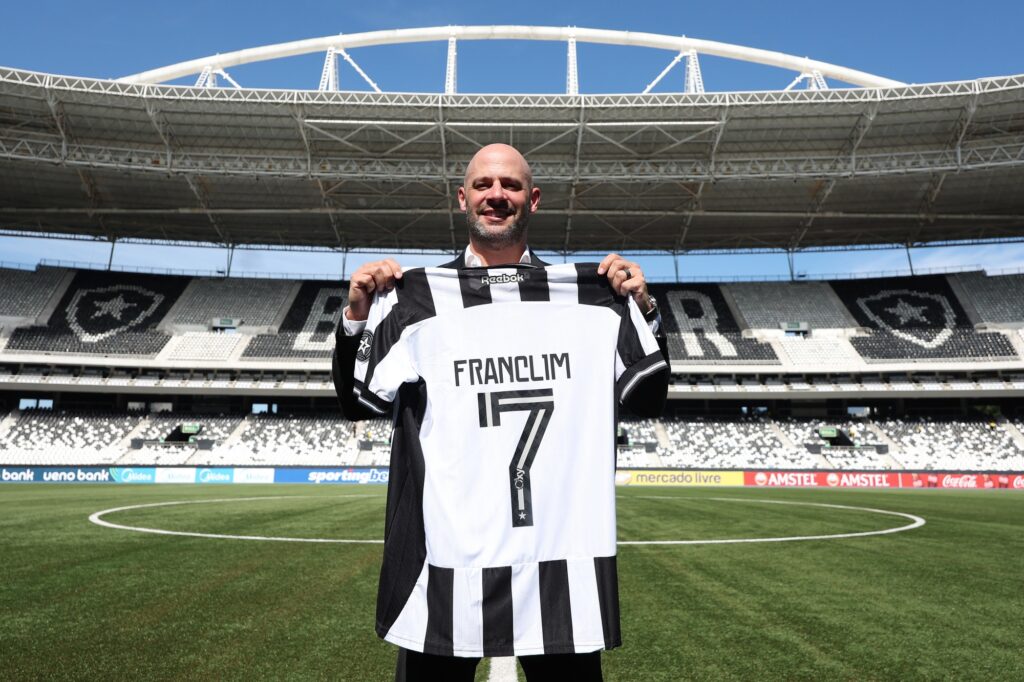 franclim-carvalho-comemora-chegada-ao-botafogo:-“felicidade-imensa”