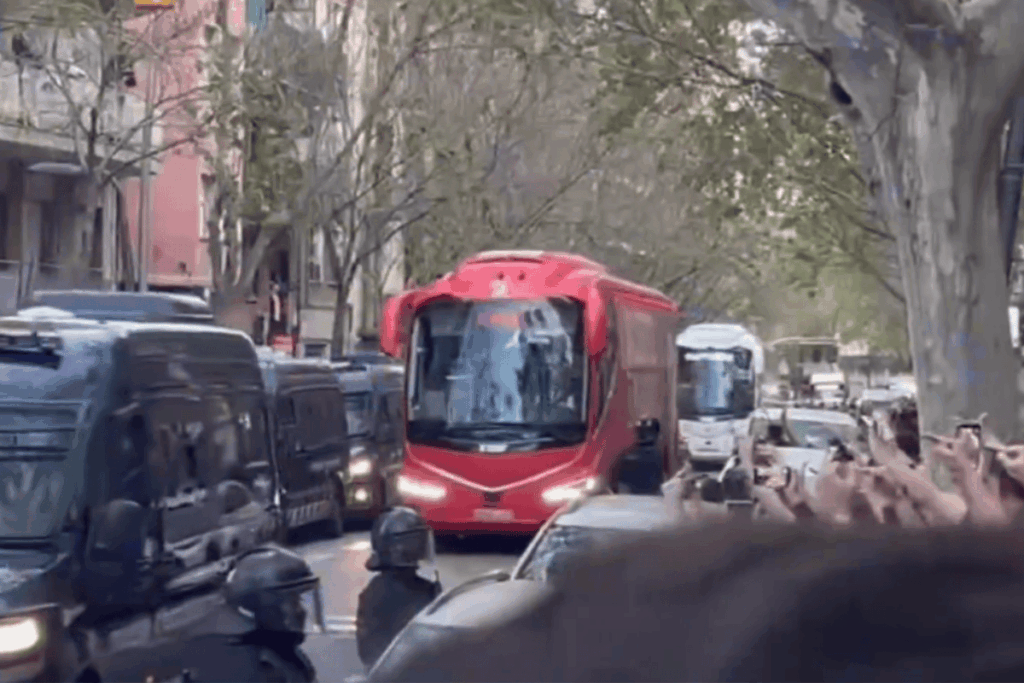 onibus-do-atletico-de-madrid-e-apedrejado-por-torcedores-do-barcelona