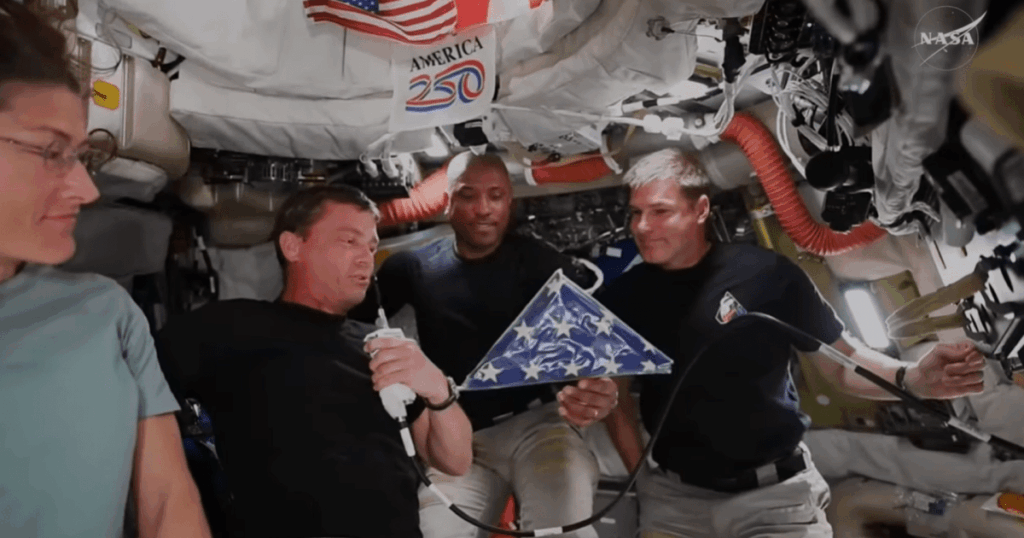 tripulacao-da-artemis-ii-levou-bandeira-de-apollo-18-para-viagem-a-lua