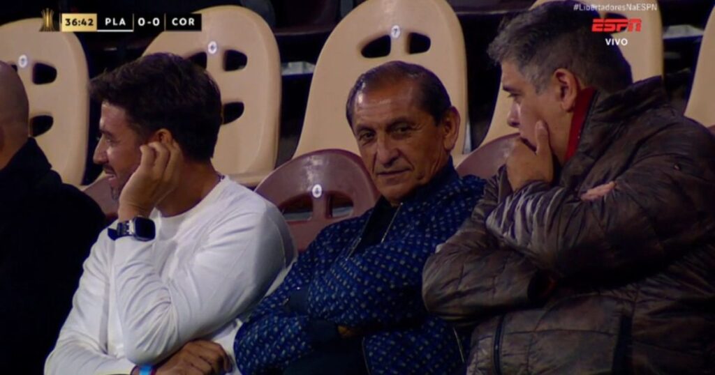 ex-tecnico-do-corinthians-assiste-jogo-contra-o-platense-pela-libertadores