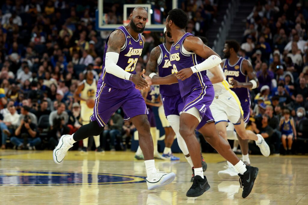 nba:-lebron-faz-cesta-apos-assistencia-do-filho,-bronny.-veja-lance