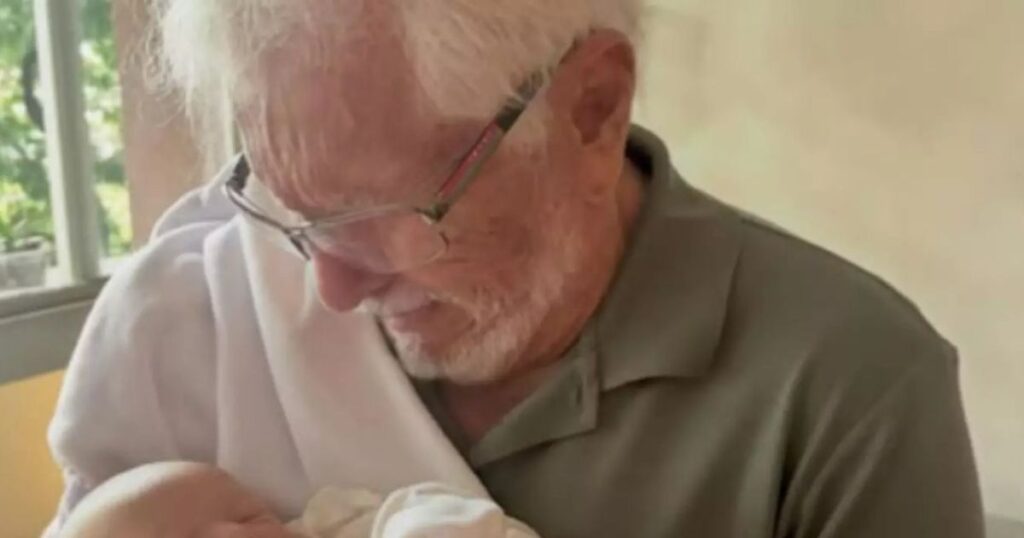 carlos-alberto-de-nobrega-compartilha-foto-com-bisneto:-“os-dois-chorando”