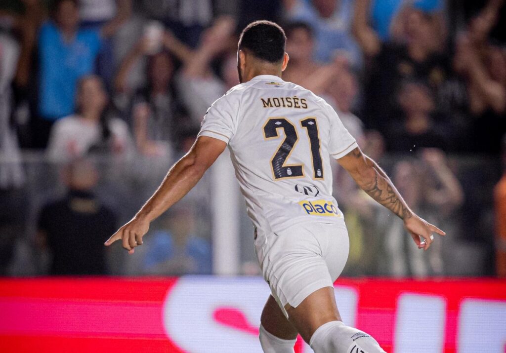 brasileirao:-moises-marca-e-santos-bate-o-atletico-mg-na-vila-belmiro