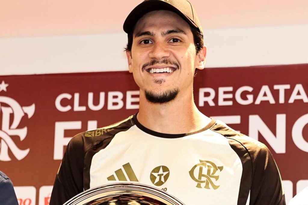 flamengo:-pedro-e-homenageado-apos-virar-artilheiro-do-clube-no-seculo