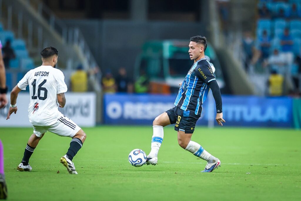 com-um-a-menos,-gremio-marca-no-fim-e-vence-o-deportivo-riestra