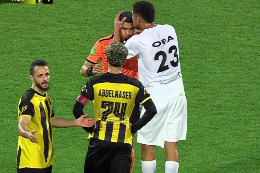 jogador-beija-arbitro-apos-validacao-de-gol-pelo-var-no-egito.-veja-video