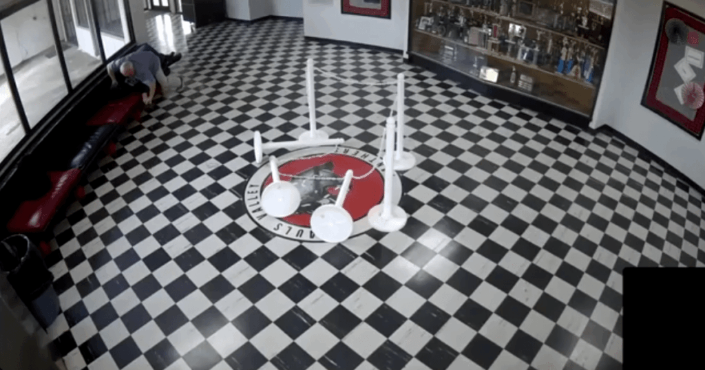 diretor-derruba-atirador-e-evita-ataque-em-escola-nos-eua;-veja-o-video