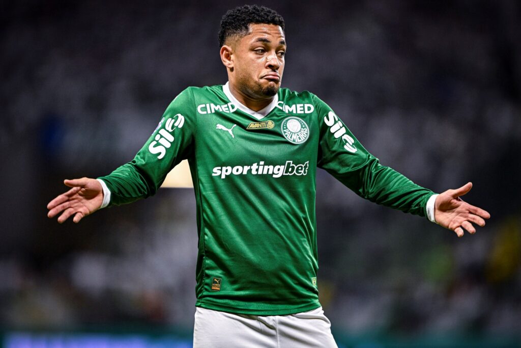vitor-roque-volta-ao-time-do-palmeiras-apos-quase-um-mes-lesionado