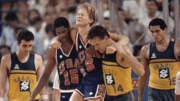 tecnico-do-warriors-e-lenda-do-nba-homenageia-oscar-schmidt-antes-de-jogo