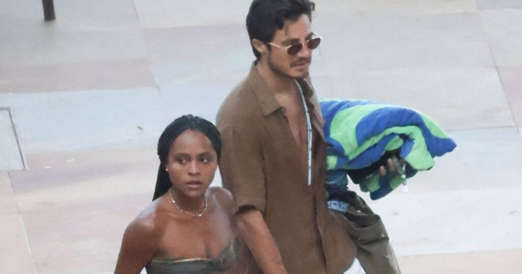 tiago-iorc-e-duda-santos-sao-flagrados-em-clima-de-romance-na-praia;-veja