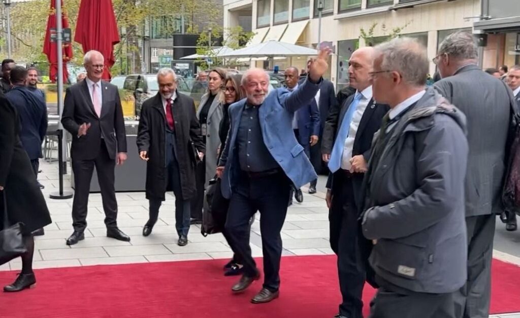 lula-chega-a-alemanha-para-encontro-com-friedrich-merz