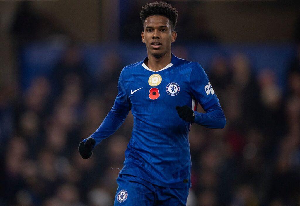 tecnico-do-chelsea-atualiza-situacao-de-estevao-apos-lesao-em-jogo