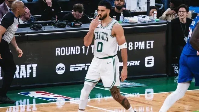 celtics-confirmam-favoritismo-e-atropelam-os-76ers-em-estreia-nos-playoffs