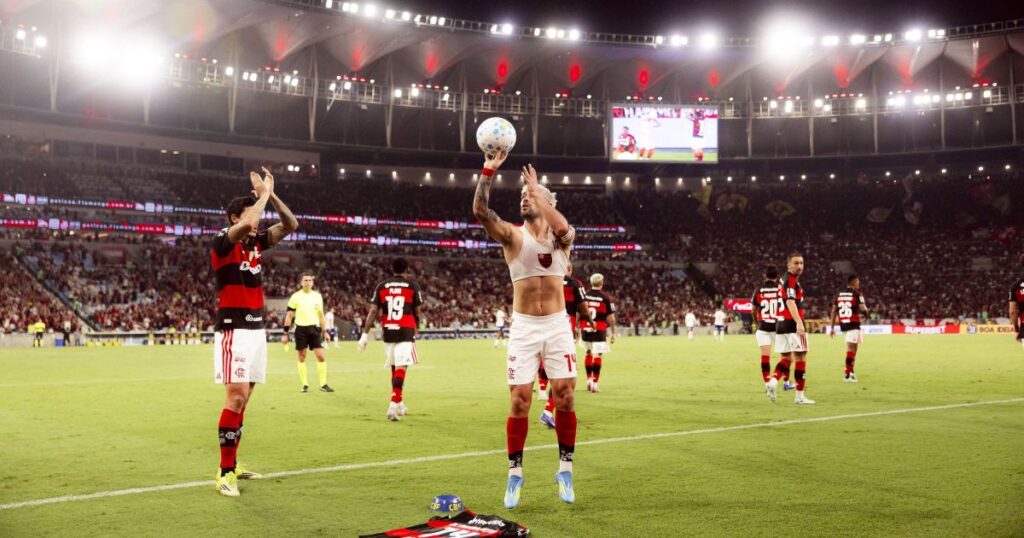 com-homenagens-a-oscar,-flamengo-vence-bahia-e-segue-na-cola-do-palmeiras