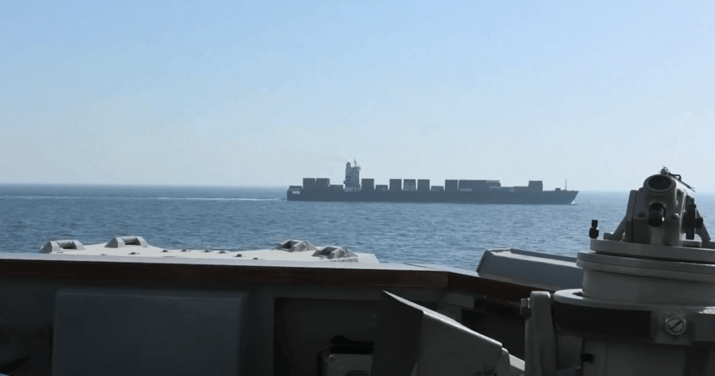 ira-ameaca-retaliacao-aos-eua-por-ataque-a-navio-cargueiro;-entenda