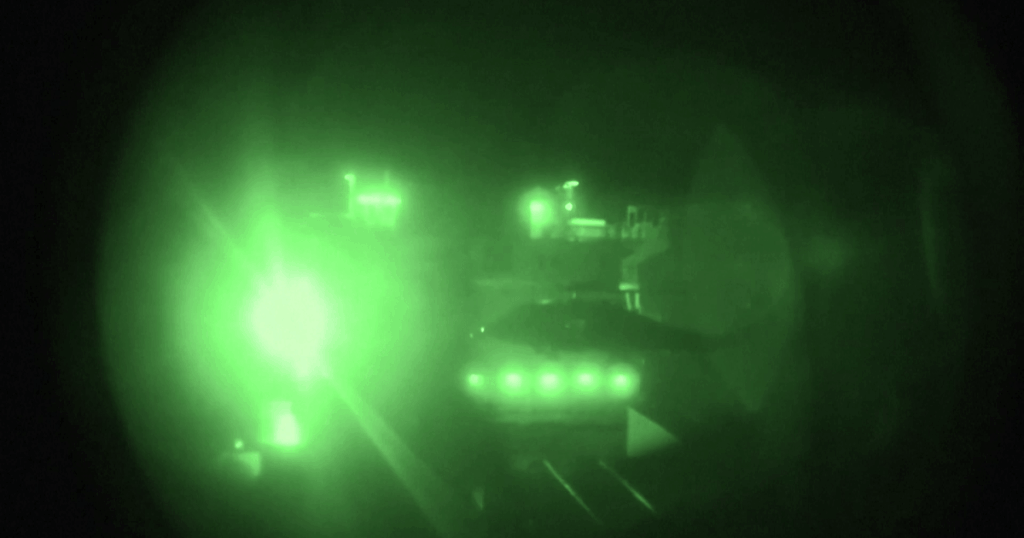 imagens-noturnas-mostram-fuzileiros-navais-dos-eua-abordando-navio-iraniano